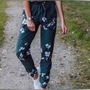 Albion Fit Jetsetter Joggers EUC Orchid Floral Medium Petite